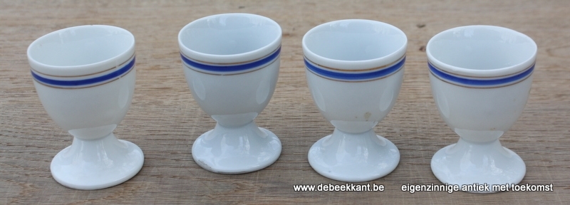 Set van 3 antieke eierdopjes blauw boordje