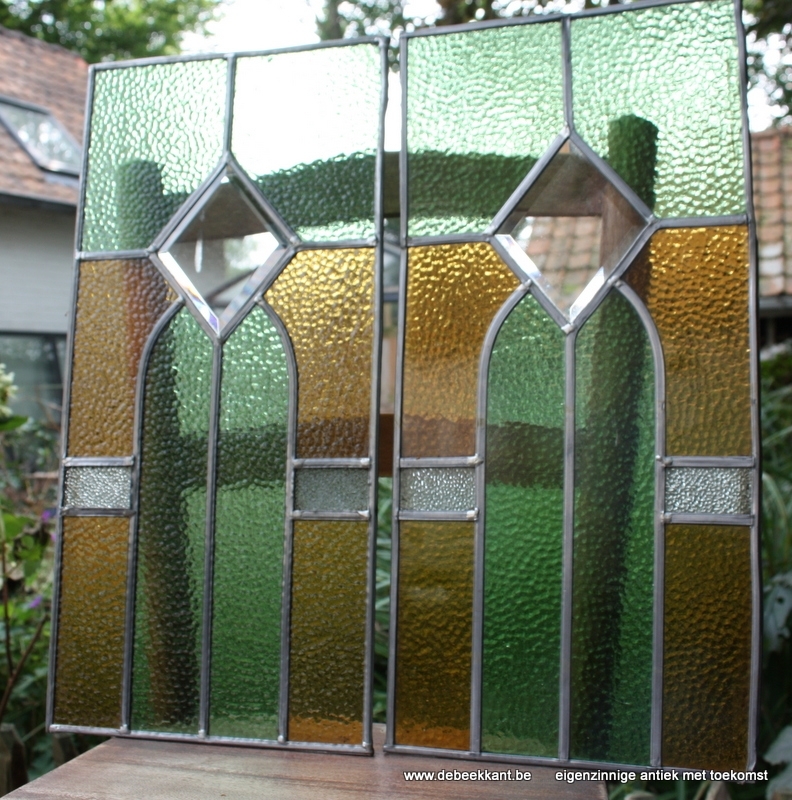 Glasramen van antieke kast